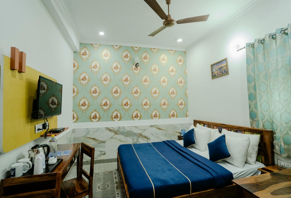 DELUXE ROOM (1)